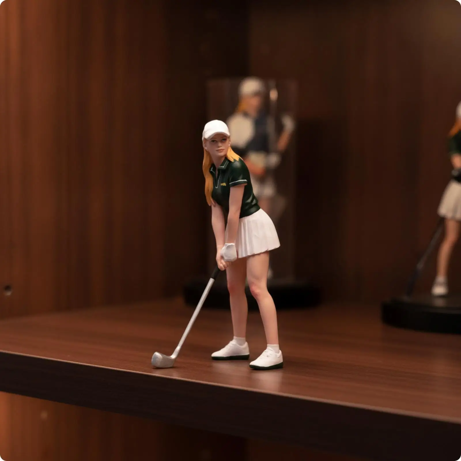 Hand-Painted Golfer Figurine with Golf Club Collectible 1/24 Scale Golfer Figure Detailed for Diorama Builders, Hobbyists