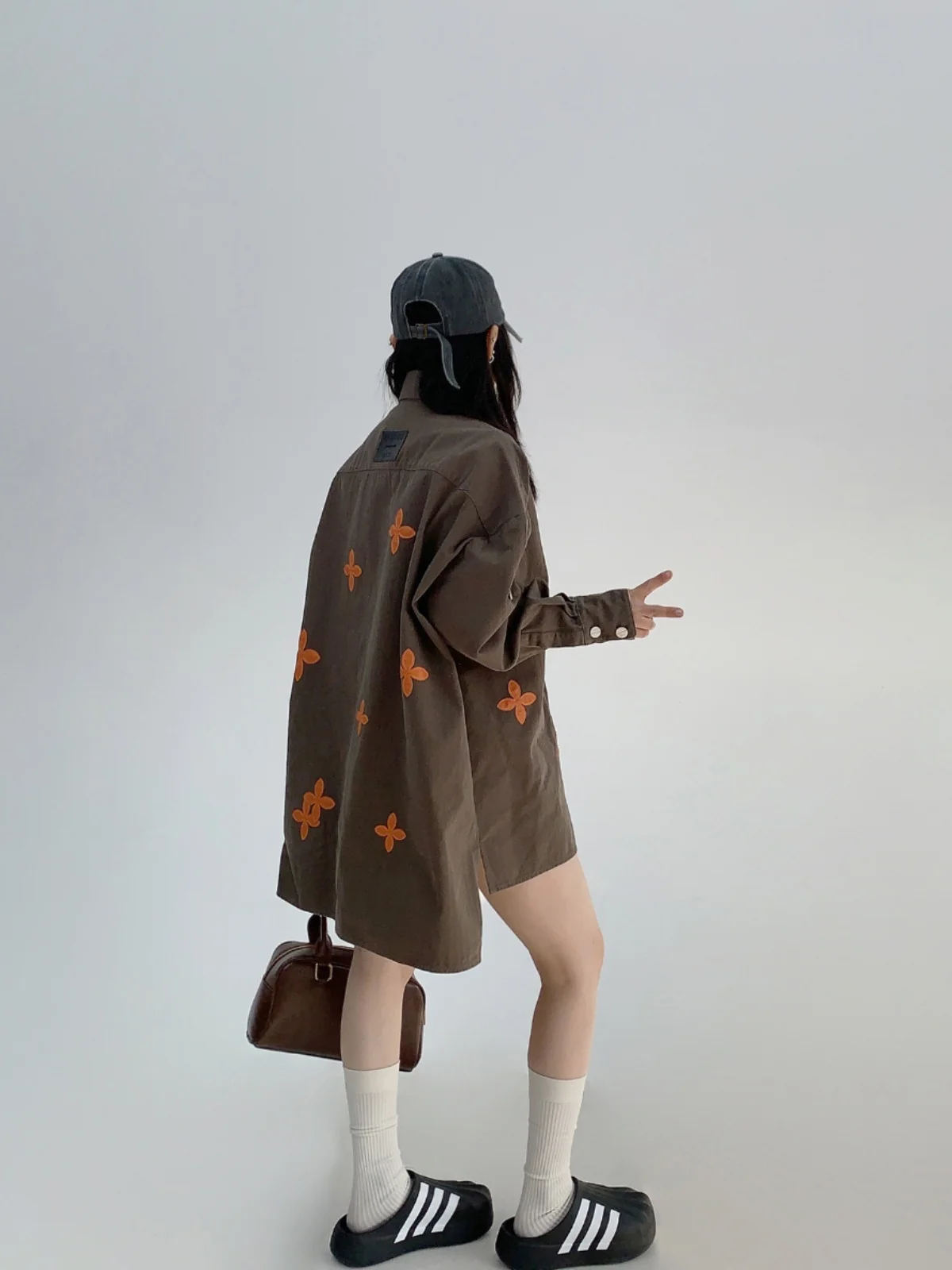 

Оверсайз свободная удлиненная рубашка в американском стиле с вышивкой и пэчворком, женская модная верхняя одежда, осенняя трендовая модель из хлопка