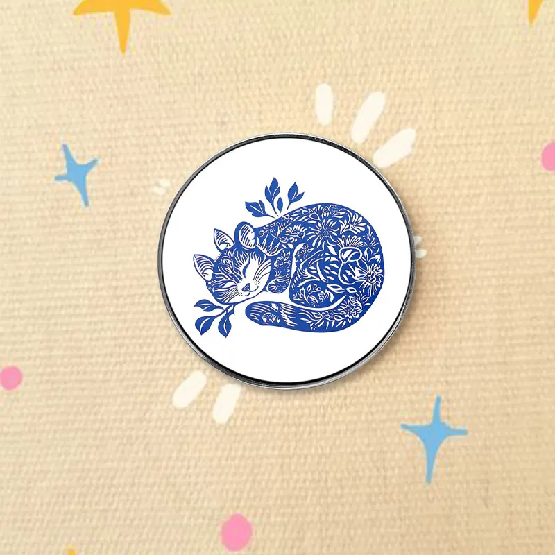 Chinese Blue And White Porcelain Style Sleeping Cat UV Printing Badge Alloy Brooch Bag Lapel Badge Fashion Jewelry Gifts
