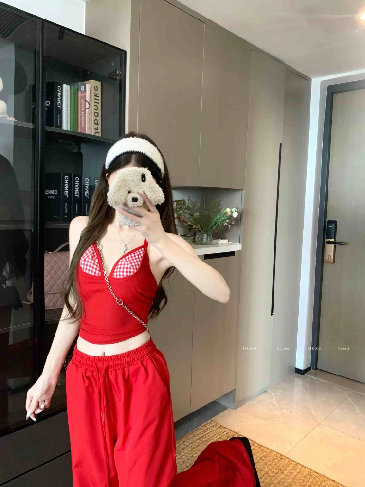 Gitterspleißen, würziges Mädchen, schöne Weste mit hängendem Hals, lässige Hose mit weitem Bein, Damen-Sommer-Design-Sinn, rotes zweiteiliges Set