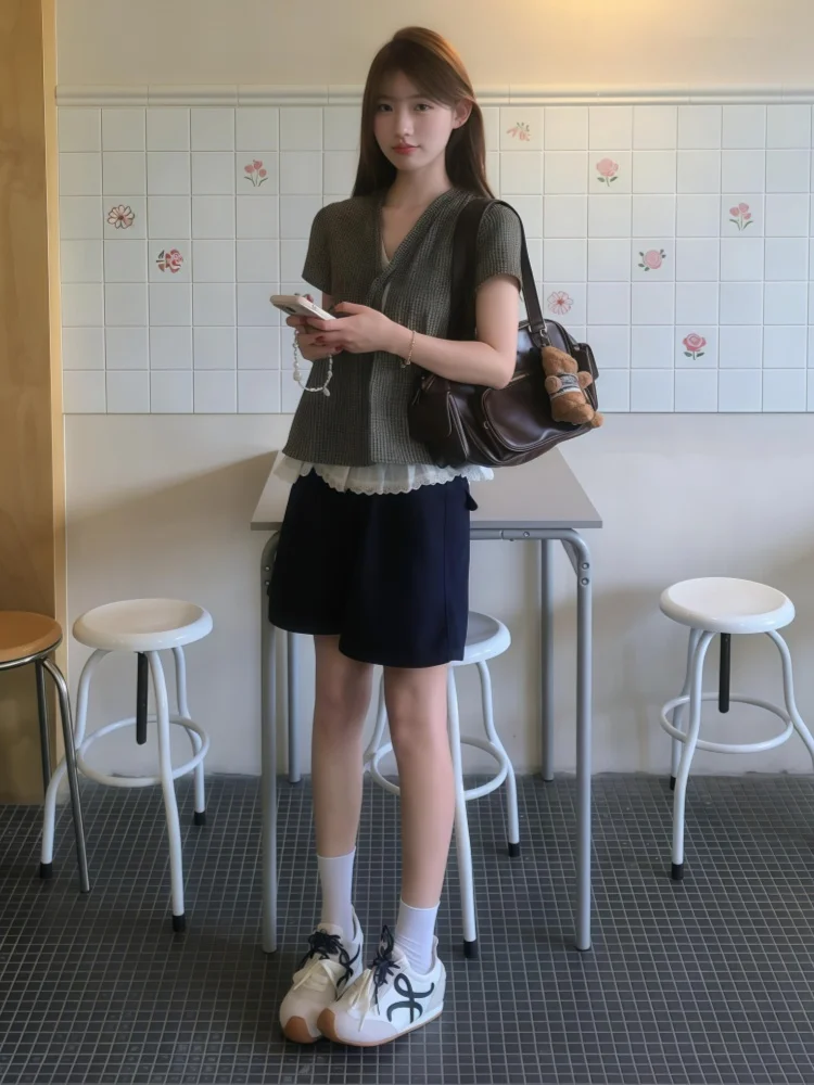 Koszula damska w kratę z koronką, dekolt w serek, luźna, wyszczuplająca, koreański styl, elegancka, do pracy, czysta pożądanie, nowa kolekcja lato 2025