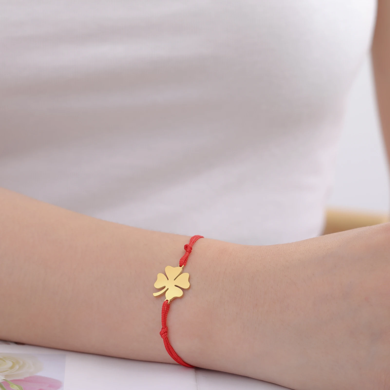 Skyrim Edelstahl Vierblättriges Kleeblatt Charm-Armband für Frauen, Schwarzes Rotes Seil Handarmband, Glücksbringer Modeschmuck Geschenk – Detail 9