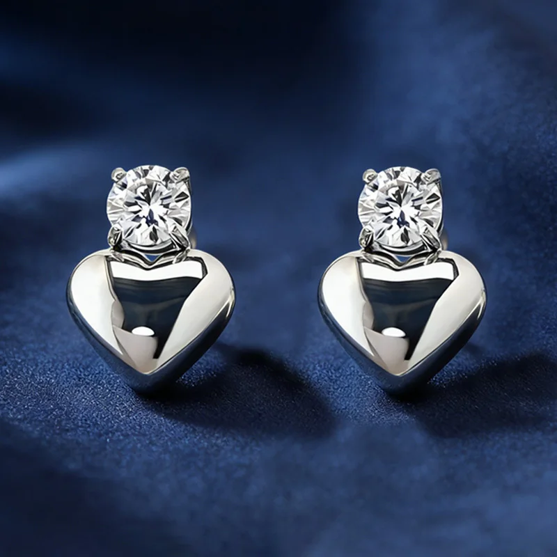 

1pair 0.8 Carat Brilliant Single Synthetic Moissanite Heart-shaped Stud Earrings with A Unique Design.