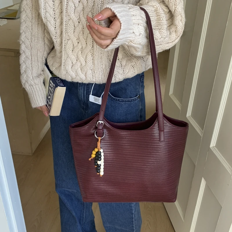 حقيبة يد نسائية أنيقة من الجلد، حقيبة يد كروس بتصميم عصري، حقيبة كتف فاخرة، مظهر كلاسيكي أنيق