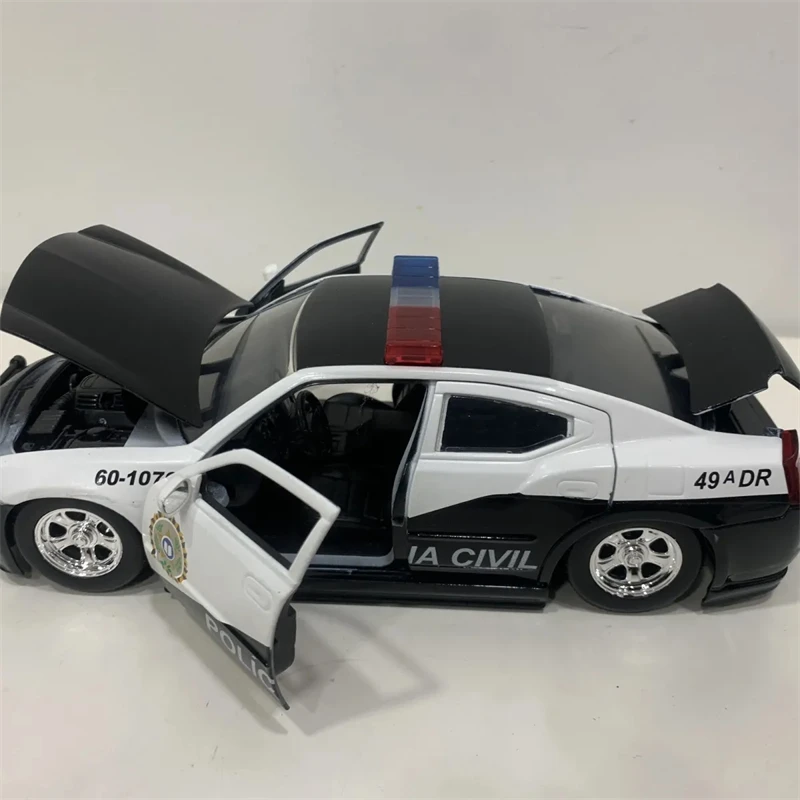 1:24 2006 Dodge Charger police car High Simulation Diecast Car Metal Alloy Model Car Children\'s toys collection gifts