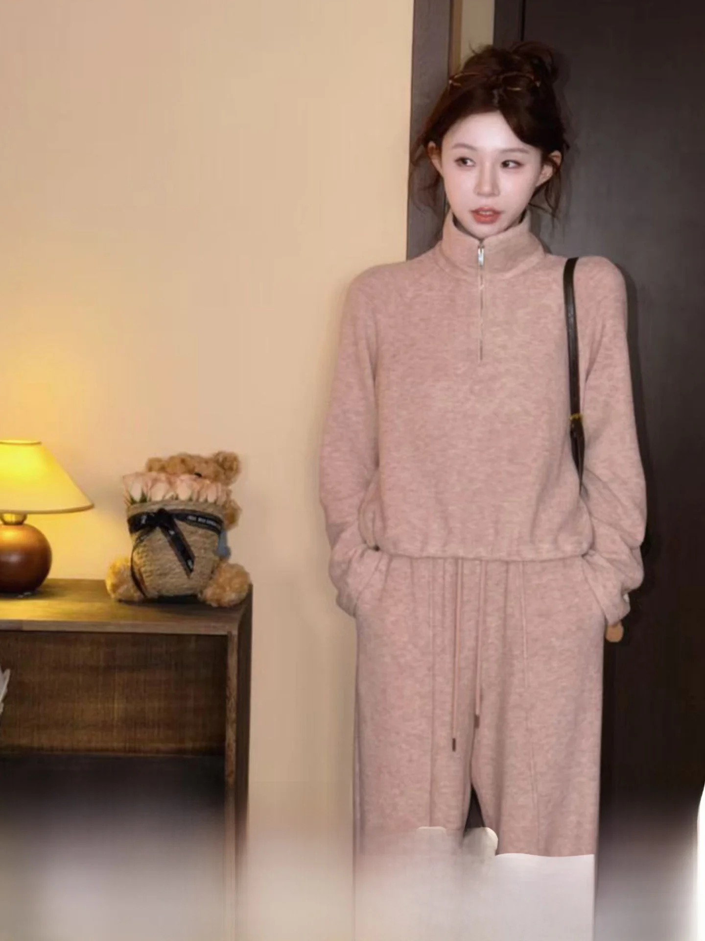 

Розовый вязаный комплект: широкие брюки и свитшот. Повседневный, но роскошный образ. Теплый зимний комплект для женщин: утепленные брюки с высокой талией и свитшот.