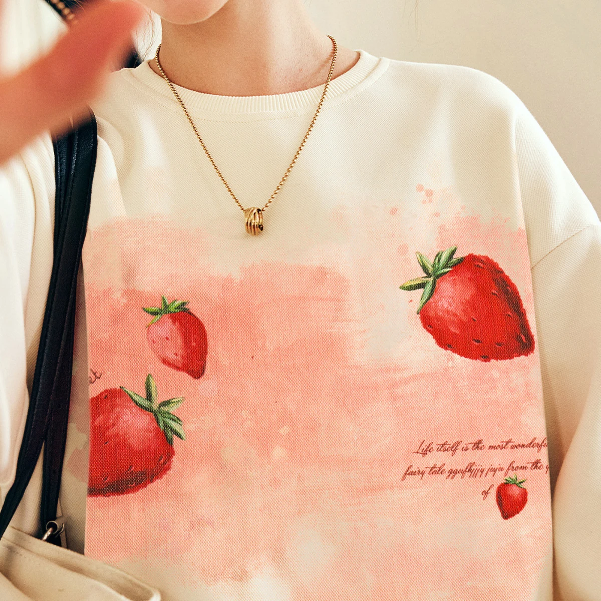 เสื้อสเวตเชิ้ตผู้หญิงสไตล์ฝรั่งเศส OLrain รุ่น 2025 ฤดูใบไม้ร่วง คอกลม แขนยาว ทรงหลวม ลายสตรอว์เบอร์รี รุ่น O23CR69653