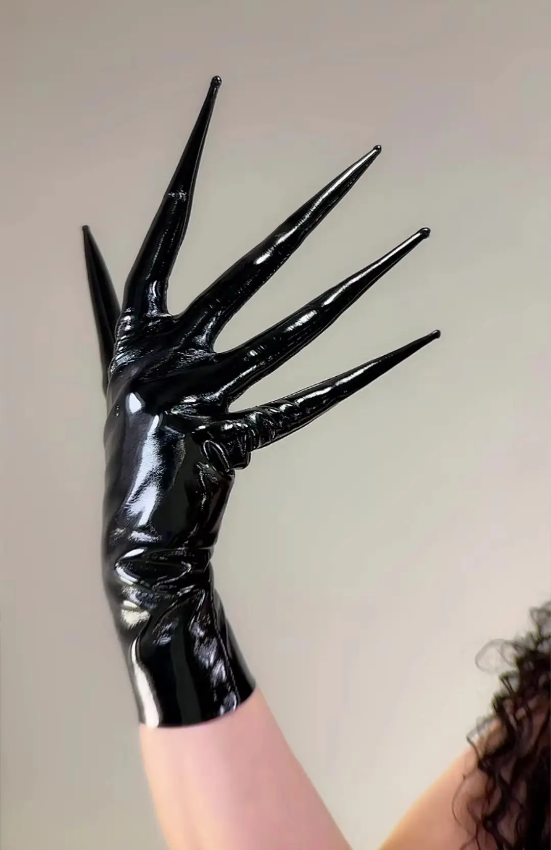 Glänzende schwarze Krallenhandschuhe mit spitzen Fingern, 35 cm, kurze Handgelenk-Armstulpen aus Kunstleder, modische Club-Cosplay-Halloween-Kostüm-Accessoires