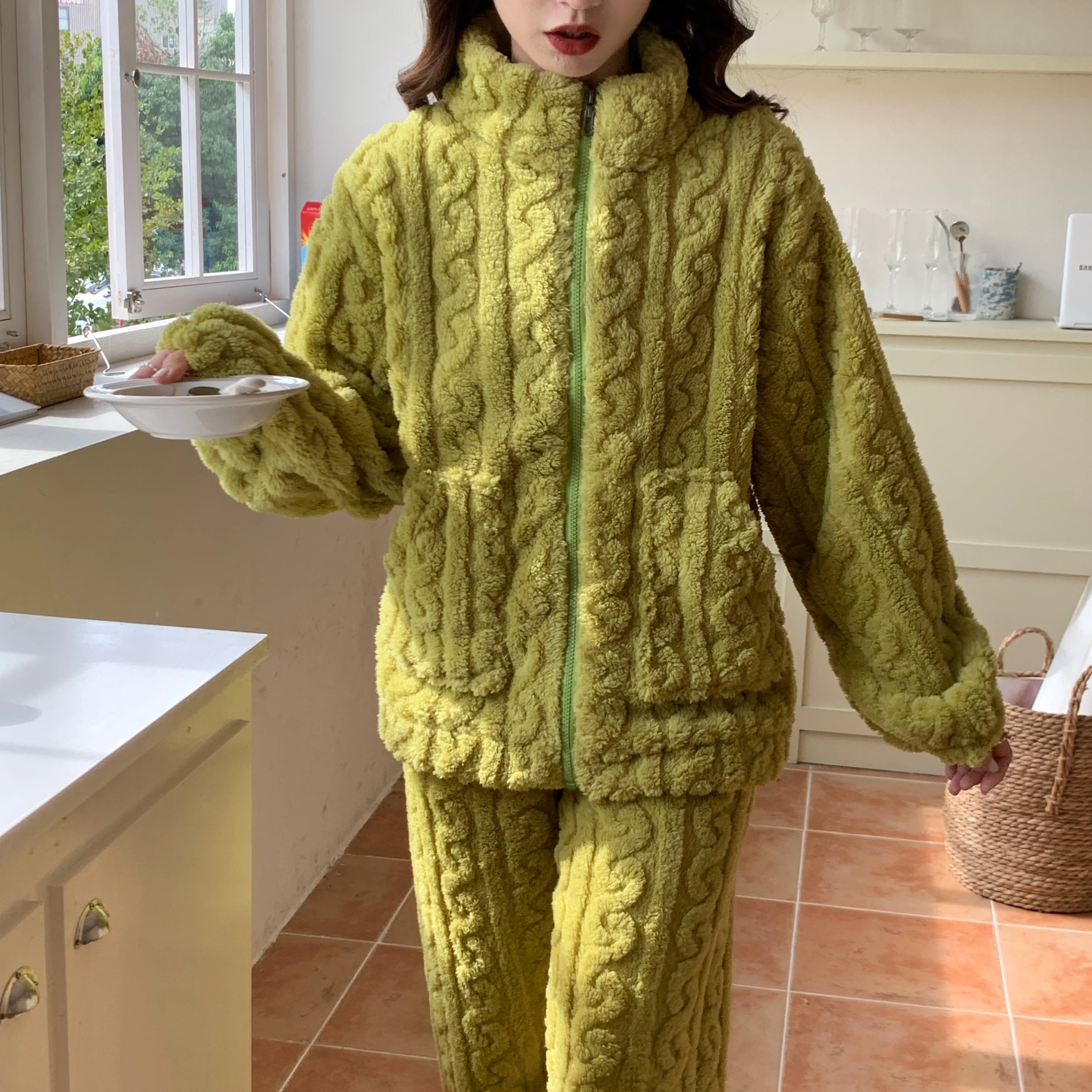 

Fruit green suit casual coral fleece ladies pyjamas 290g jacquard shaggy fleece pocket top flannel thickened warm loungewear