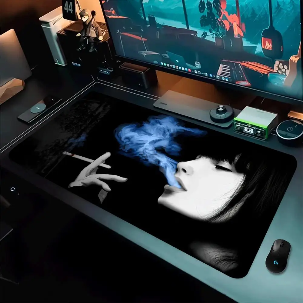 

Стильный коврик для мыши для курящей женщины — нескользящая резиновая основа, моющийся, идеально подходит для работы, игр и офиса
