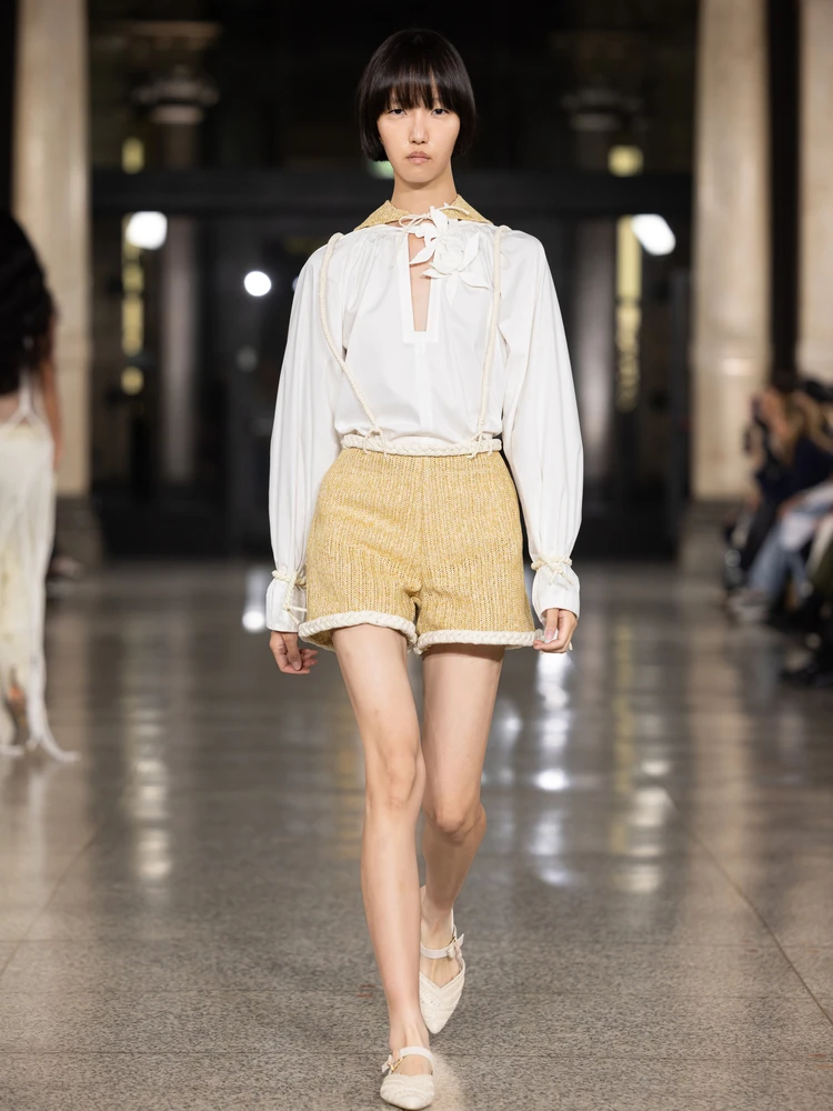 

Женская модная рубашка Xunruo, длинная, свободного кроя, с цветочным декором ручной работы, белая, весна 2026