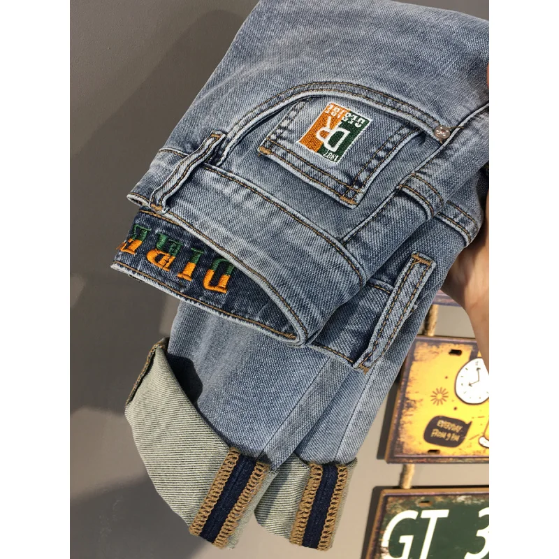 

Light blue jeans for men in spring and summer, thin design, high-end embroidered print, casual small leg elastic cropped pants