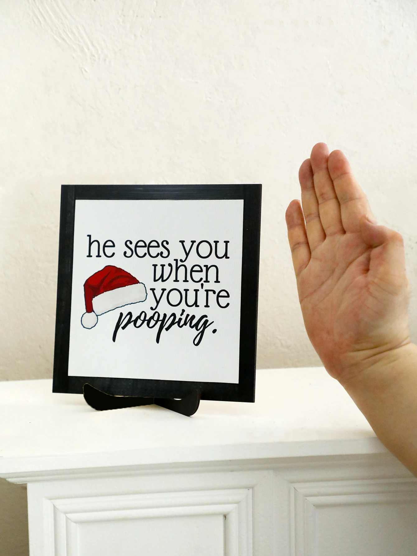 لافتة حمام مضحكة لعيد الميلاد مع قبعة سانتا الحمراء، لوحة مؤطرة لديكور عيد الميلاد، زخرفة سطح المكتب المبتكرة، هدية ديكور المرحاض المنزلي #5