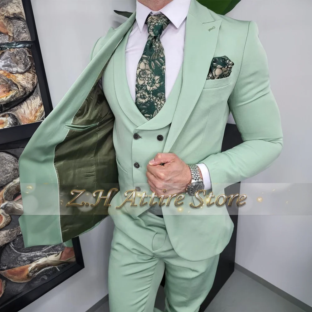 

Мужской костюм мятно-зеленого цвета из 3 предметов: пиджак с заостренными лацканами, жилет с шалевым воротником, двубортный, брюки. Идеально подходит для свадьбы, жениха, выпускного вечера.