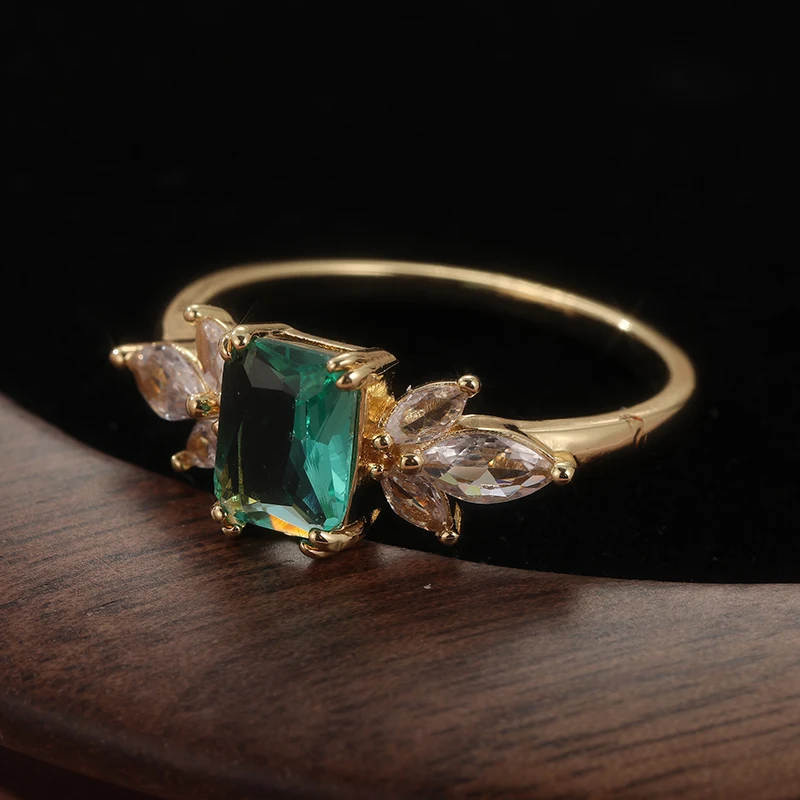 Modischer goldfarbener, mit weißen und grünen CZ-Steinen besetzter Damenring, geometrischer Schmuck für den täglichen Gebrauch und Partys – Detail 2