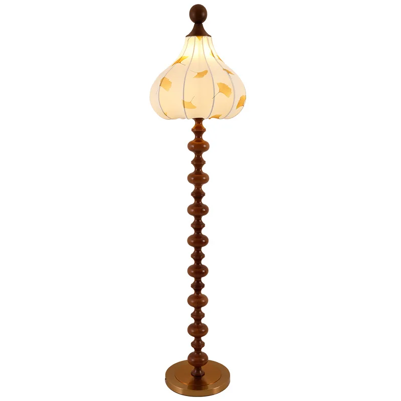 Soggiorno dal pavimento al soffitto, camera da letto, atmosfera premium, divano americano accanto alla lampada da scrivania verticale retrò