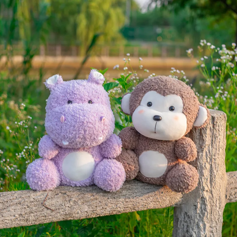 Fantastisch zitdier zacht paars nijlpaard bruine aap sussen knuffel dierentuin dier aanwezig