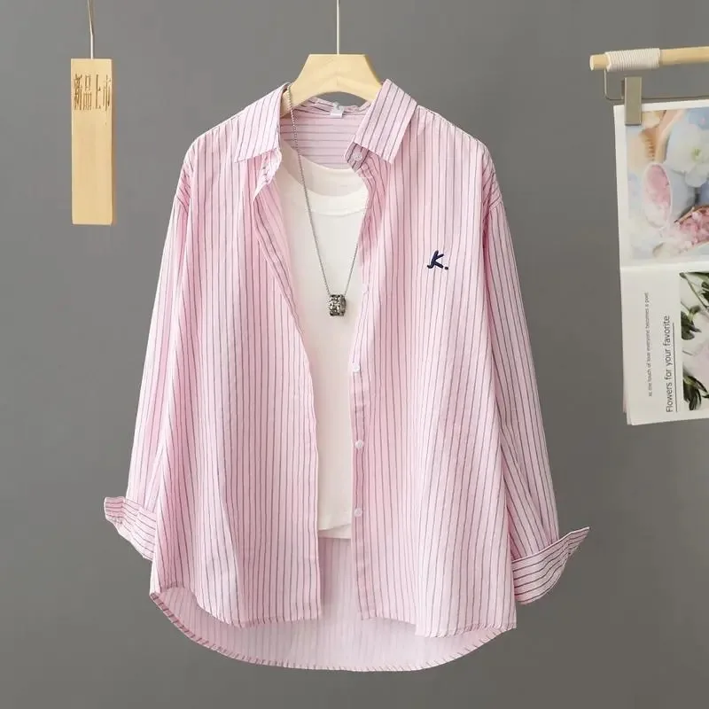 

Женская белая полосатая рубашка на пуговицах с длинным рукавом, свободного кроя, с вышивкой букв