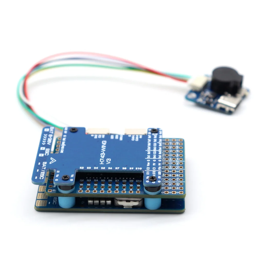 Le contrôleur de vol gyroscopique double H743 WING V3 prend en charge le double moteur et les deux caméras pour avion FPV RC à voilure fixe