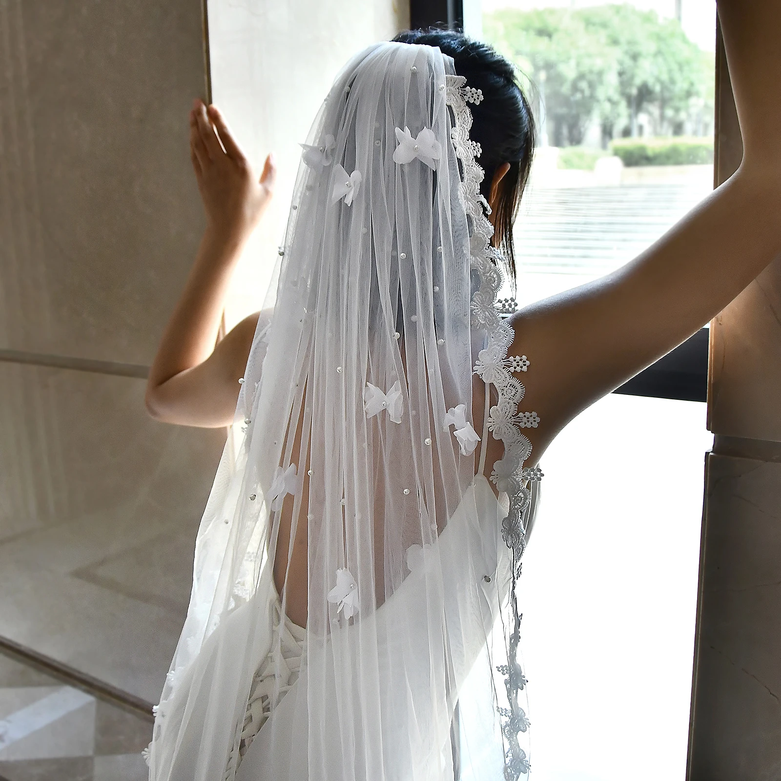 MZA19 Short Bridal Veils Lace Edge Elbow Length 1 Tier Wedding Veil Pearls Bearde Butterfly Applique Bridal Accessories