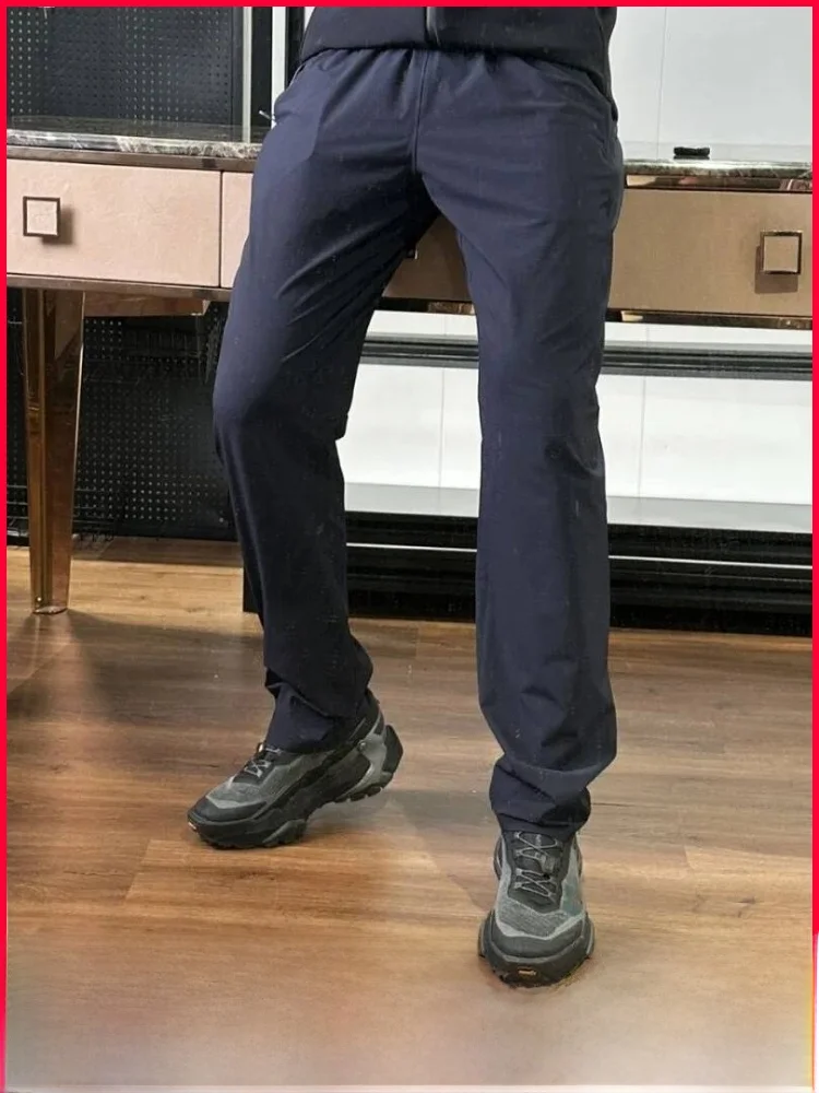 

Функциональность и стиль: быстросохнущие, дышащие, легкие мужские спортивные брюки для активного отдыха с высокой эластичностью и прямым кроем.