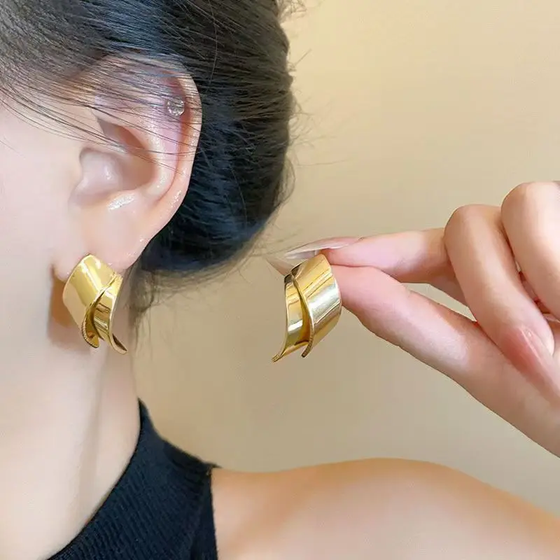 Minimalist Metal Texture Twisted C Large Hoop Earrings Women's Vintage Geometric Thick Circle Stud Earrings Casual Jewelry