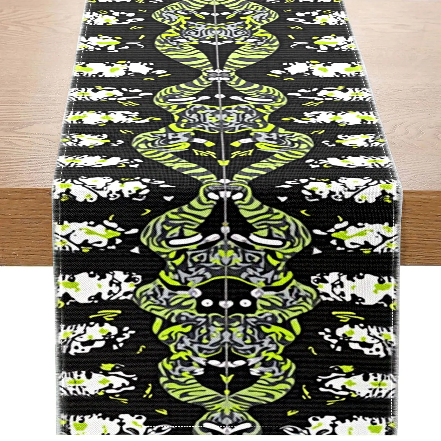 

Цельная дорожка для стола с черепом в темноте, украшенная черепами, зелеными растениями, волшебными книгами и бутылками образцов, подходит для украшения темного стиля и фантазийных пространств.