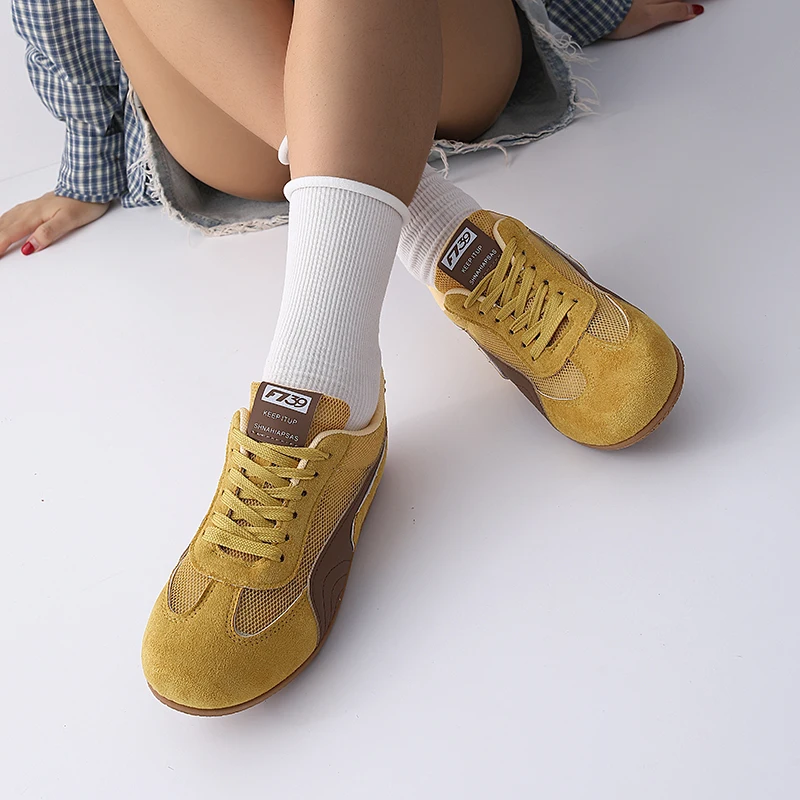 2025 جديد وصول المرأة كعب مسطح الأبيض عداء أحذية رياضية النمط الألماني أحذية تدريب كل مباراة أفضل بائع الخريف الرياضة عادية