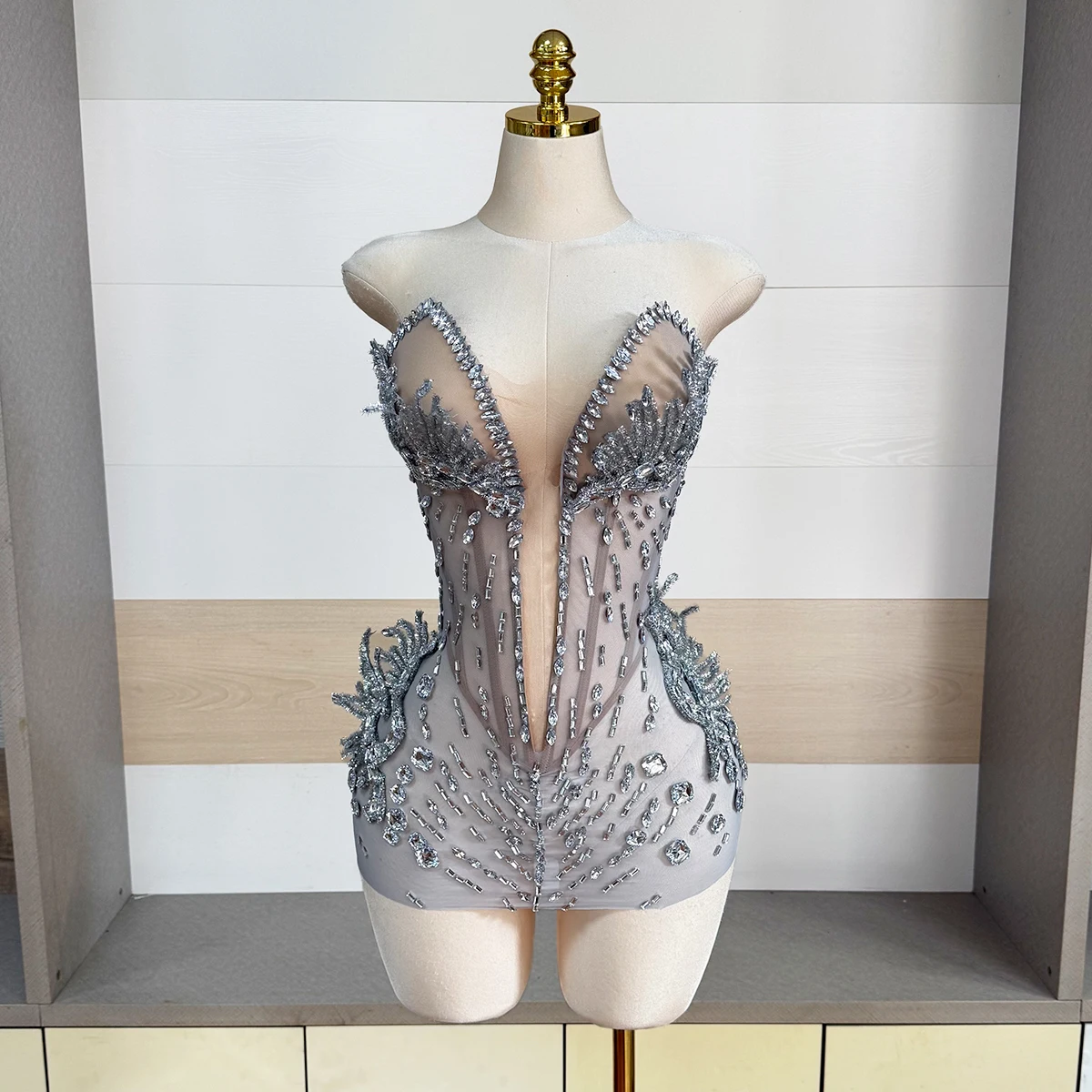 Trägerloses, tief ausgeschnittenes, transparentes Mesh-Bodycon-Kleid mit silbernen Strass- und Pfauenfeder-Dekorationen, Mini-Kleid mit Kopfschmuck, Nachtclub-Tänzerin-Bühnenoutfit