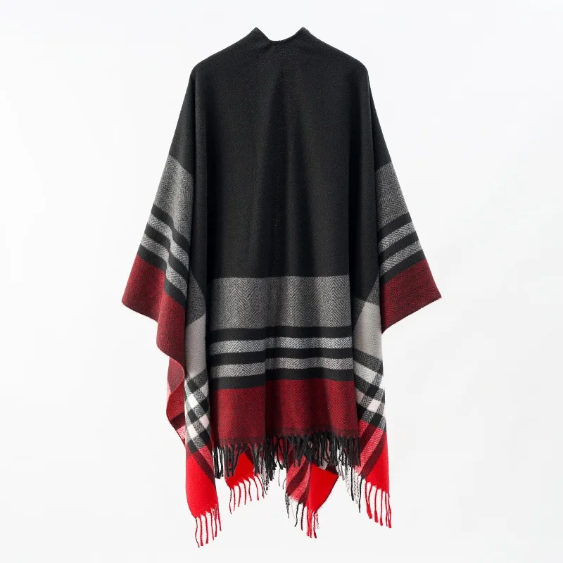 A woman\'s shawl with knitted fringed double-sided latticework outside her autumn and winter cloak is geometrically warm