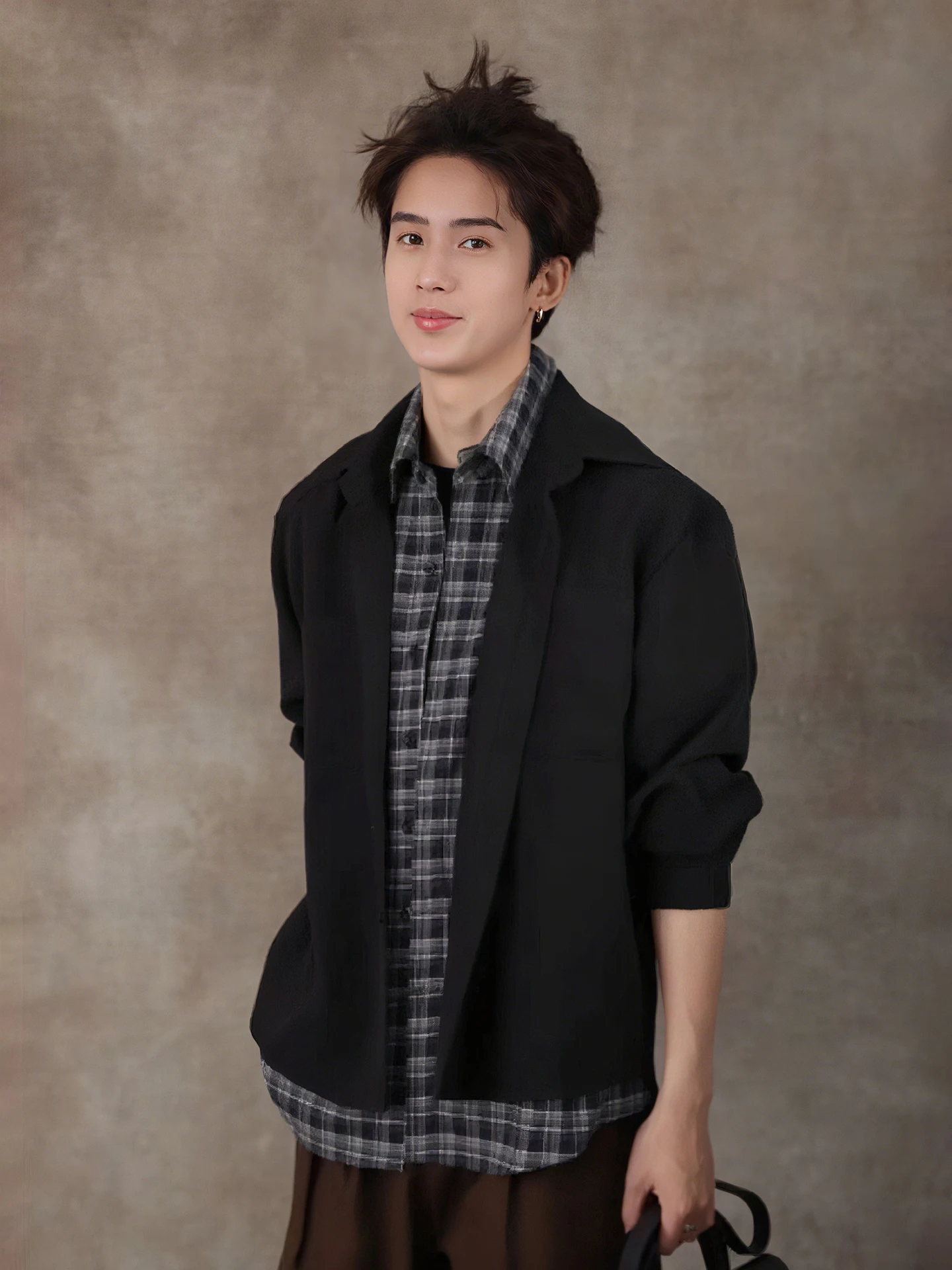 

Мужской кардиган-накидка в стиле пэчворк с эффектом двухслойности, декоративным дизайном и отложным воротником, создающий ощущение роскоши