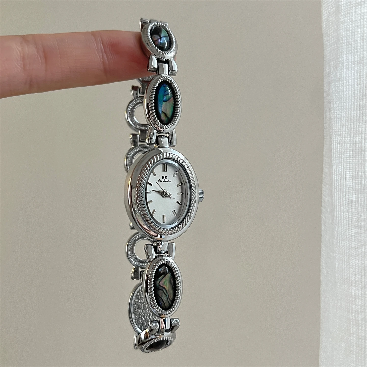 

Exquisite and compact new Chinese colorful agate small oval watch female medieval fashionable quartz watch