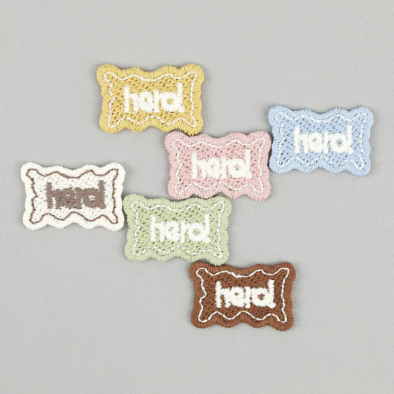 100 Stück 2x3,1cm Quadratische Buchstaben-Stickerei-Aufnäher für DIY Schuhe Hüte Hosen Socken - Kleidungszubehör Etiketten – Detail 1