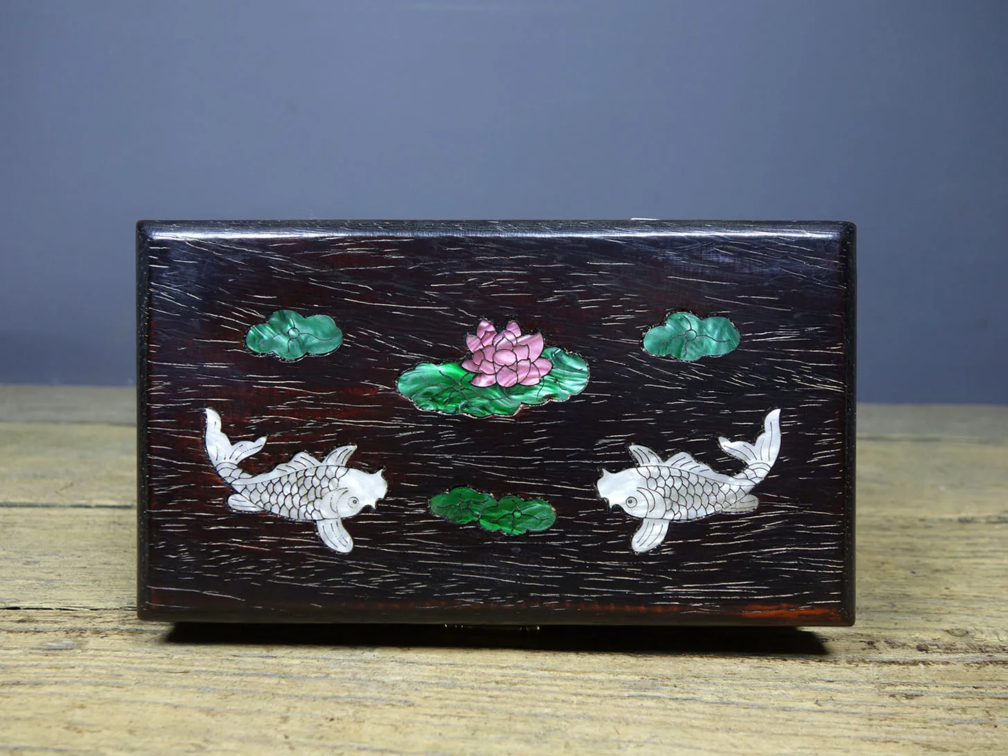 Carefully Crafted Family Collectible Rosewood Jewelry Box with Exquisite Workmanship and Patterns