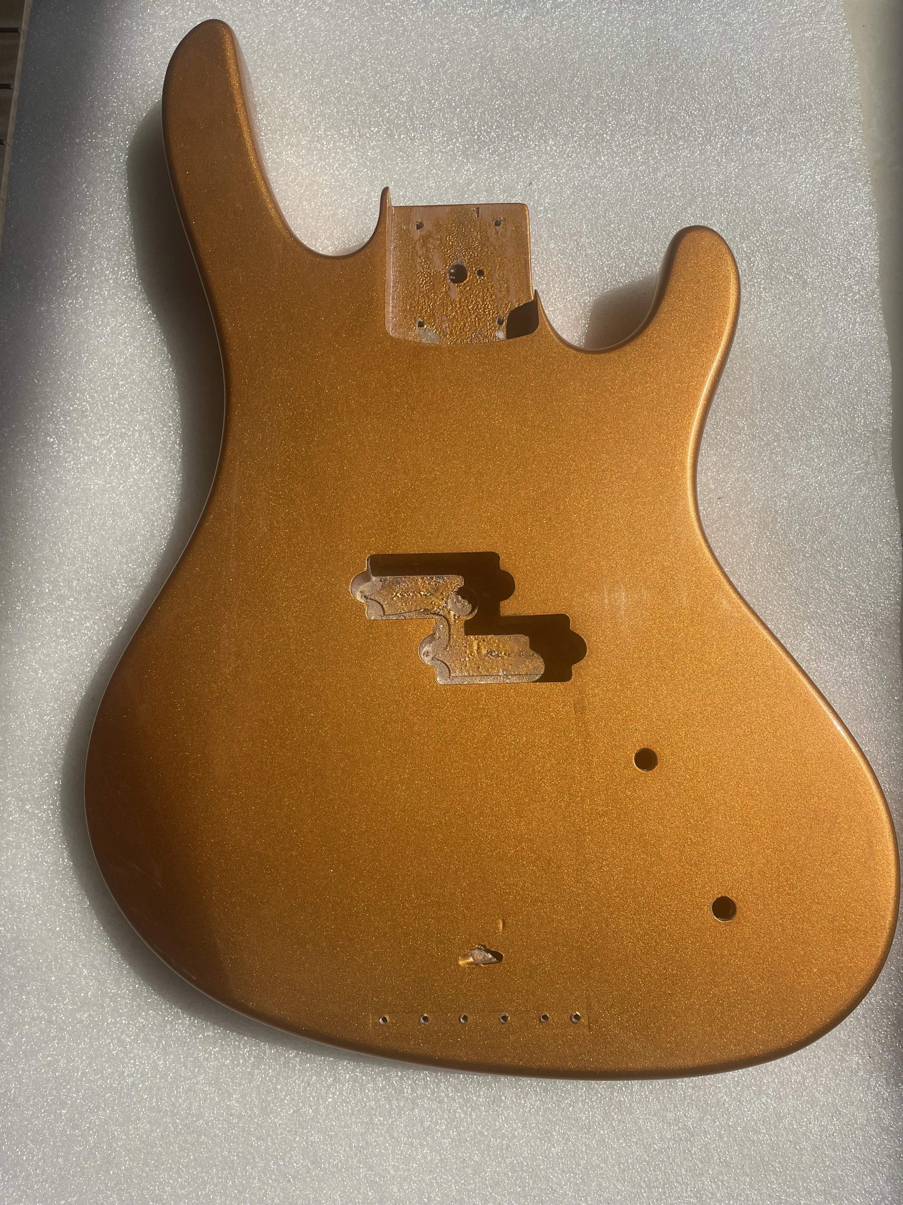 

Electric Bass Guitar Body Unfinished, Semi-finished Guitar Barrel, DIY Kit Part, Real Photos, Golden Color, Slate Defect