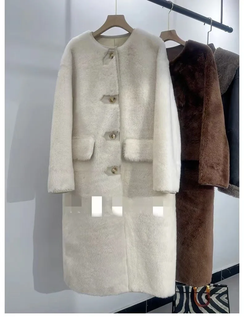 Cappotto lungo in vera pelle con Silhouette urbana minimalista e pelliccia integrata