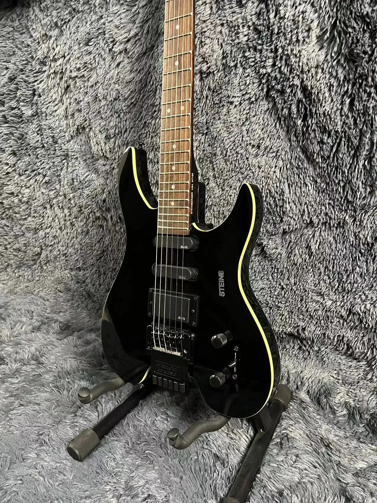 Headless  Guitar,  Body, Black Color, Rosewood Fingerboard, Floyd Rose Tremolo Bridge, Steinberger,