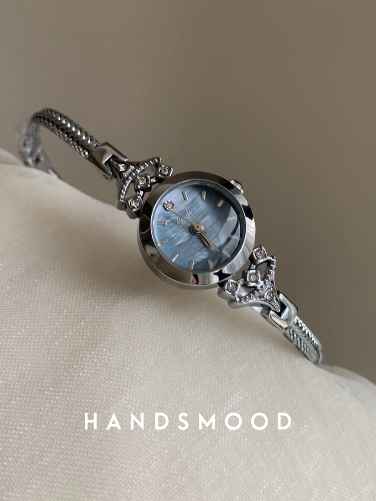 

Exquisite ladies retro palace watch Motherof pearl small dial bracelet style light luxury temperament watch simple and exquisite