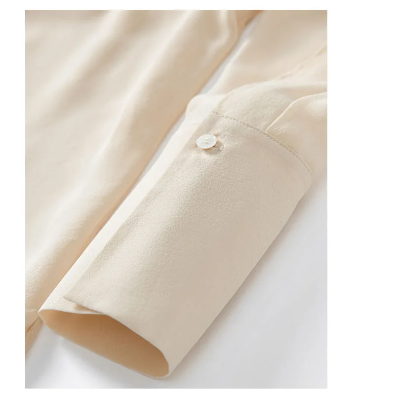 High-end Silk Women's Shirt Elegant fashionable, noble in style. The top is suitable for both business casual wear, lightweight