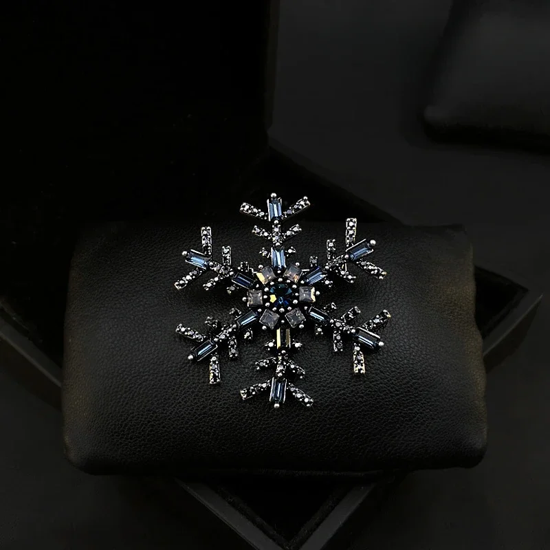 

Vintage High-End Snowflake Flower Brooch Elegant Corsage Luxury Neckline Pin Men and Women All-Matching Accessories Jewelry 381