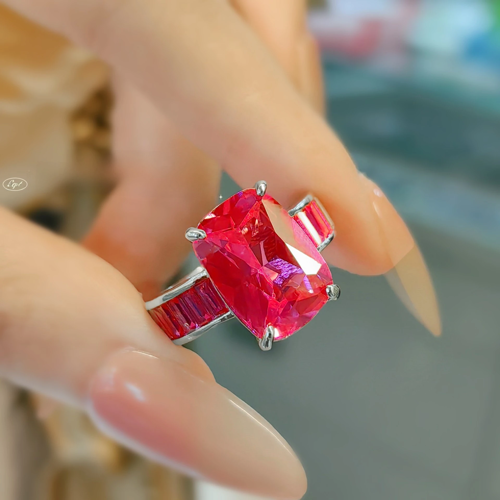 Rechteckiger Ring im koreanischen Stil mit Farbverlauf, aus rotem Korund und 925er Sterlingsilber – ein modischer, schlichter und eleganter Schmuck für Damen. – Detail 14