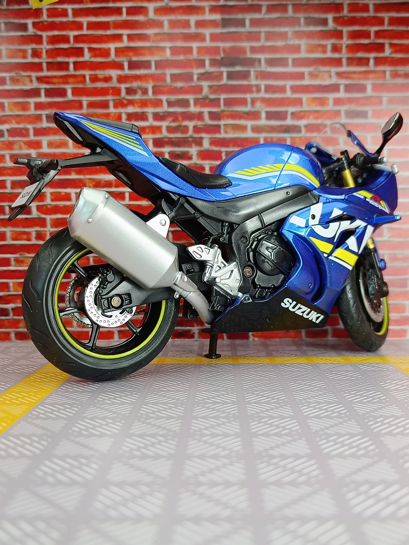 CCA 1:12 スズキ GSX-R1000 合金製バイクモデルカー、コレクションに最適で、子供たちへの誕生日プレゼントとしても贈ることができます。