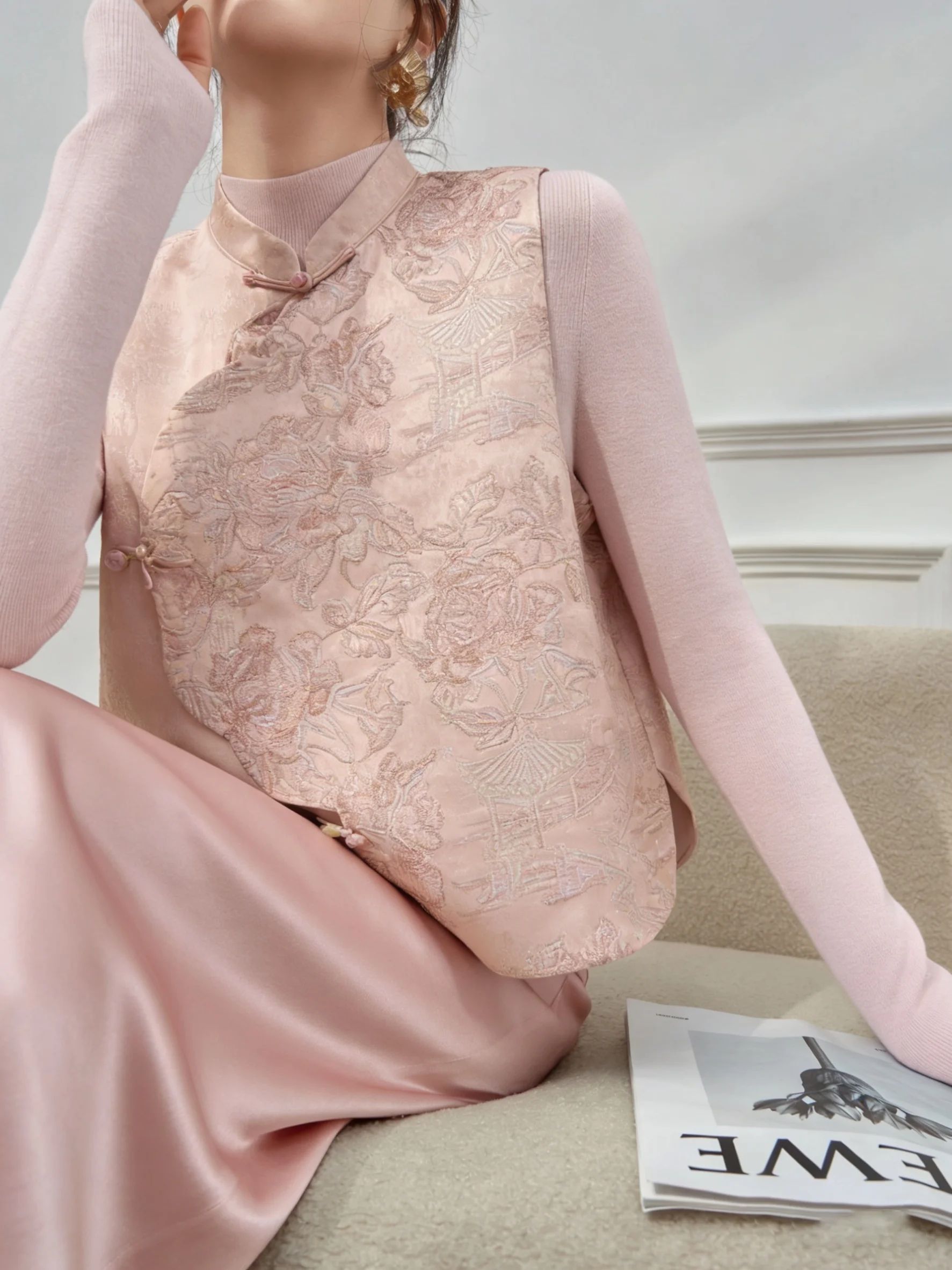 

Новый китайский комплект: вышитый жилет и юбка с высокой талией, воротником-стойкой и сложной отделкой. Весенний модный наряд для женщин.