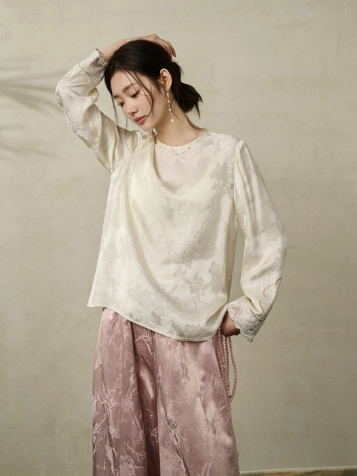 

Новая женская блузка в китайском стиле 2026 года, модель JKJS Emp Mountain Trace, с шелковой вышивкой, в национальном стиле, для ношения под одеждой, с длинным рукавом, круглый вырез...