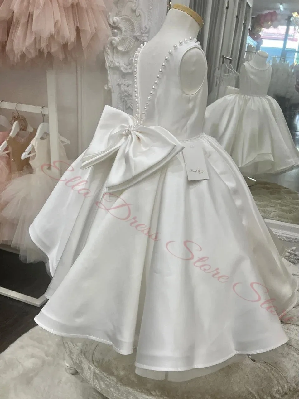 Maßgeschneidertes Weißes Satin-Blumenmädchenkleid für Hochzeiten mit Perlenbesetztem Ausschnitt, Langer Schleife, Taufkleid, Erstkommunionkleid, Großhandel – Detail 6