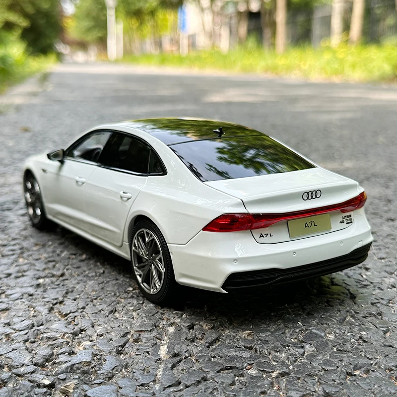 1:18  Audi  A7L A7 Car Model Metal Alloy Gift Jewelry to Relatives and Friends Static display birthday gift collection