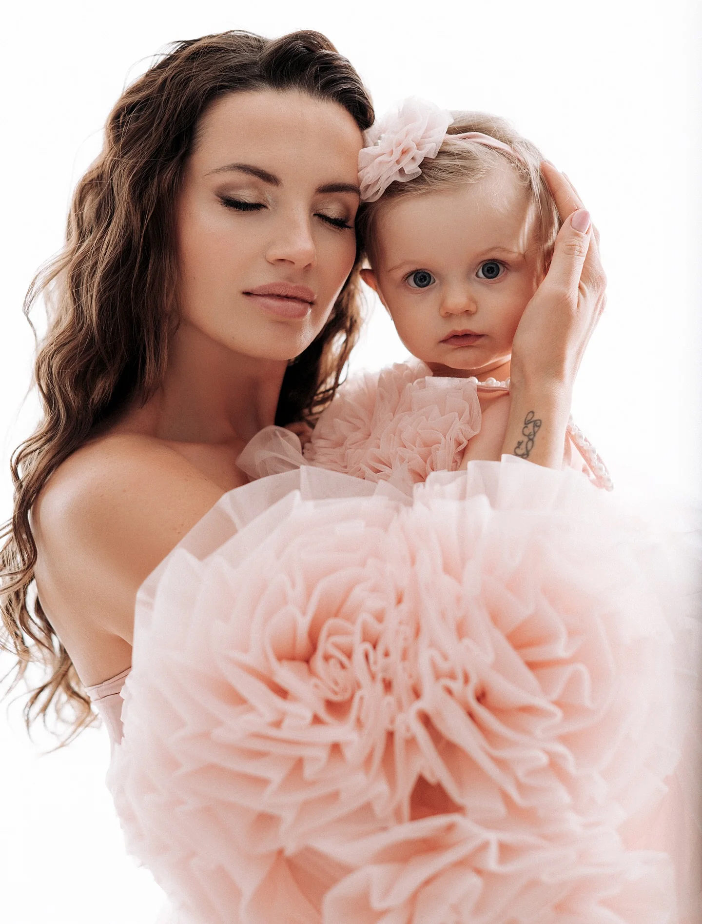 Pink Tulle Maxi Dress with 3D Ruffle Flowers, Sleeveless Off‑Shoulder Evening Gown, Summer Party Dress For Photo Shoot Chic Robe