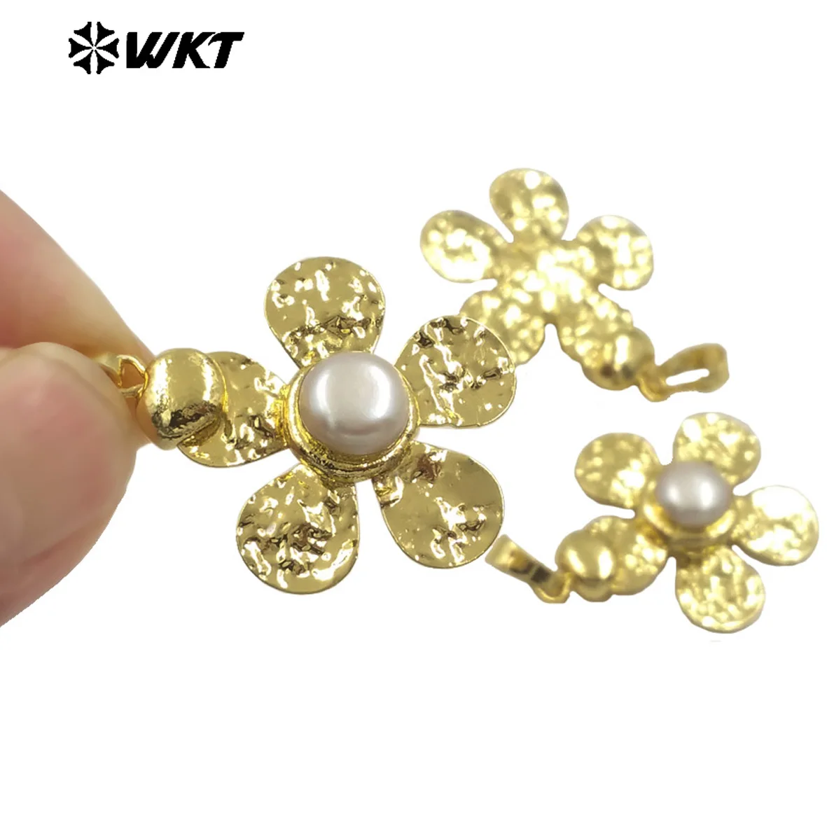 

WT-JP413 Fashion Romantic Wholesale Freshwater Pearl Pendant Gold Metal Plated Flowers Shape For Handmade DIY Finding