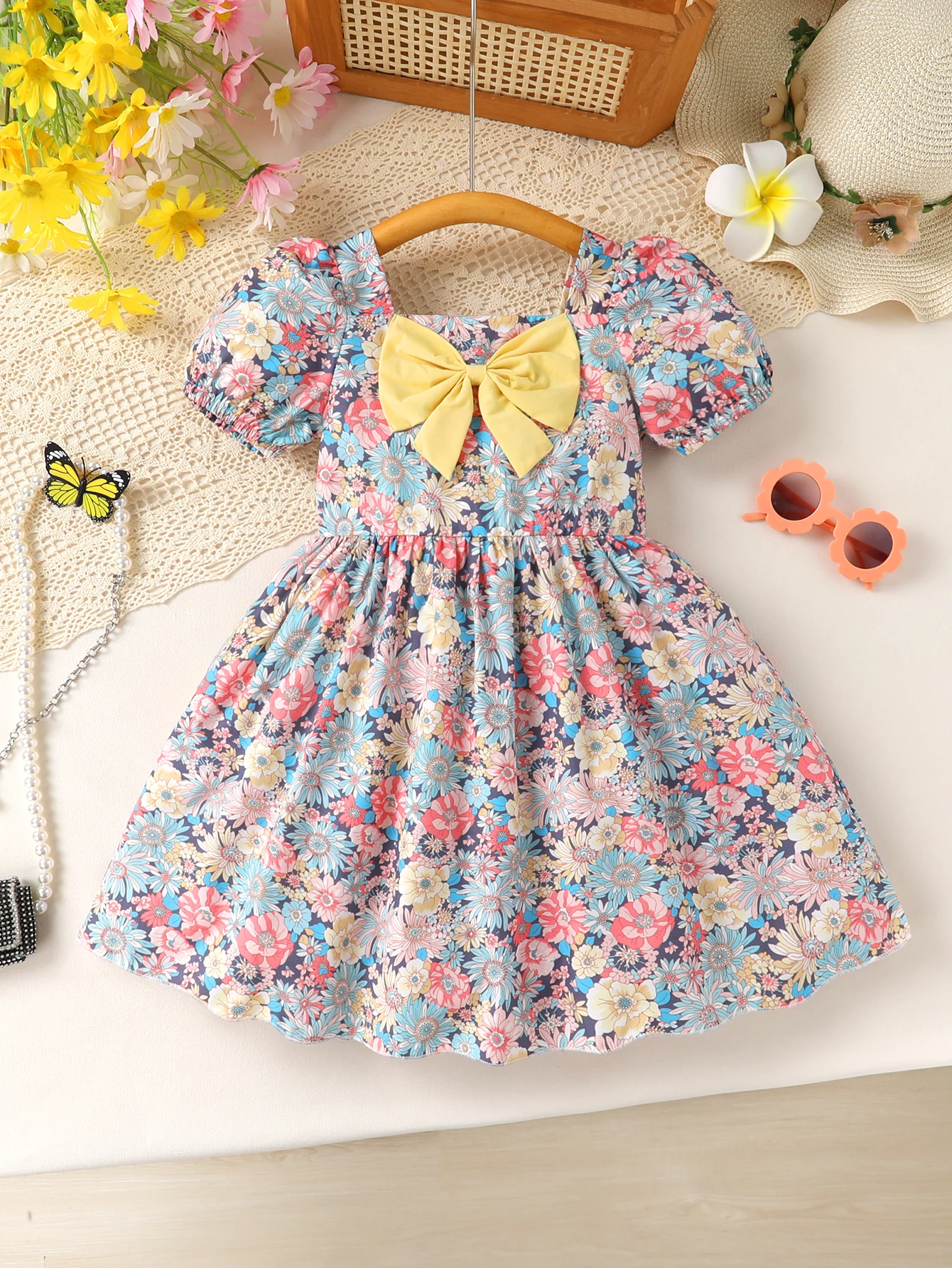 

Милое летнее платье для девочек с винтажным цветочным принтом, пышными рукавами, квадратным вырезом и желтым бантом