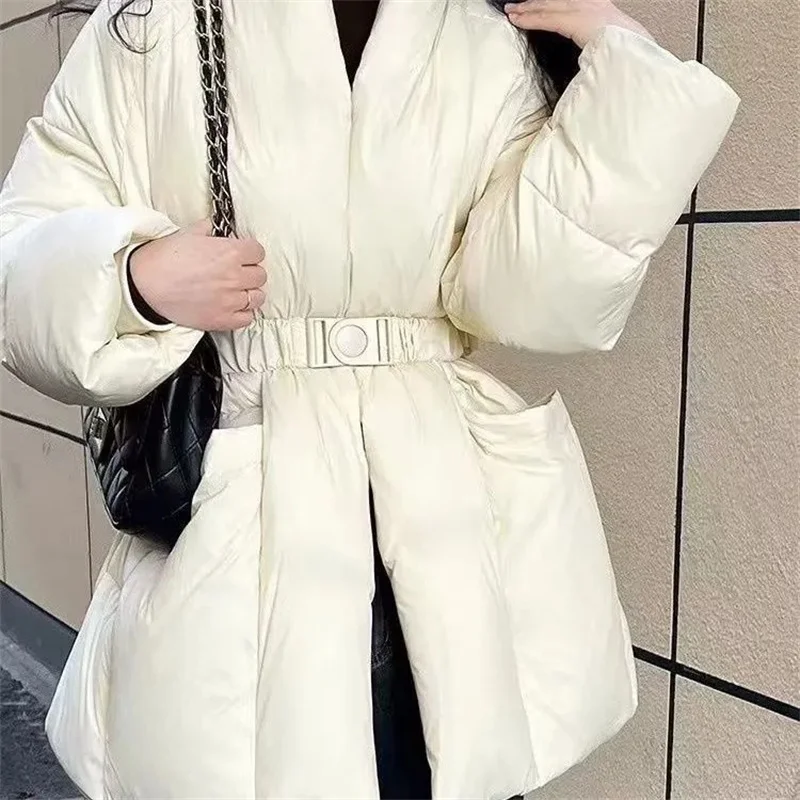 เสื้อแจ็คเก็ตผ้าฝ้ายบุขนเป็ดสำหรับผู้หญิง ฤดูหนาว ปี 2025 ดีไซน์หรูหรา อุ่นสบาย แขนยาว สีพื้น คอวี กันลม